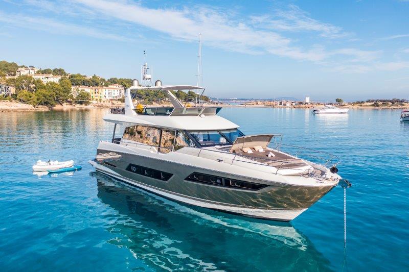 Barco de motor EN CHARTER, de la marca Prestige modelo 680 y del año 2018, disponible en Muelle de la Lonja Palma Mallorca España